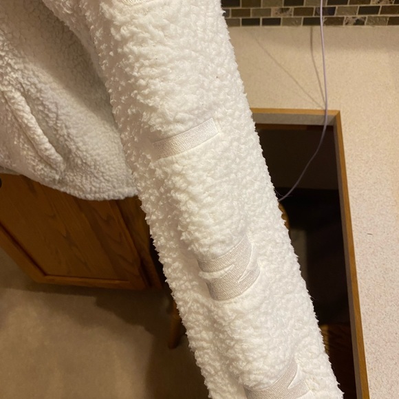 Victoria’s Secret PINK hooded Sherpa - Picture 2 of 4